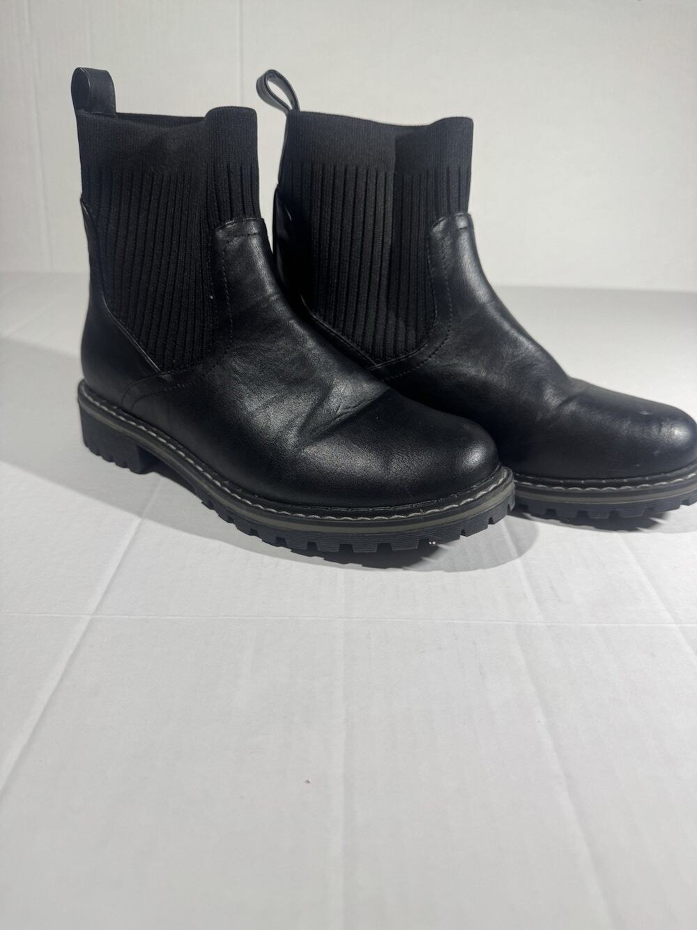Women’s size 7 Black Leather Ankle Boots Lug Rubber Sole Pull-On Round Toe